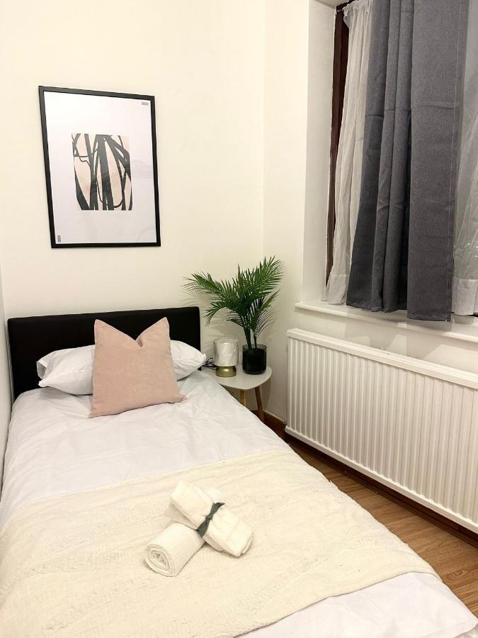 London Charm - Comfortable Room In Spacious House Ngoại thất bức ảnh