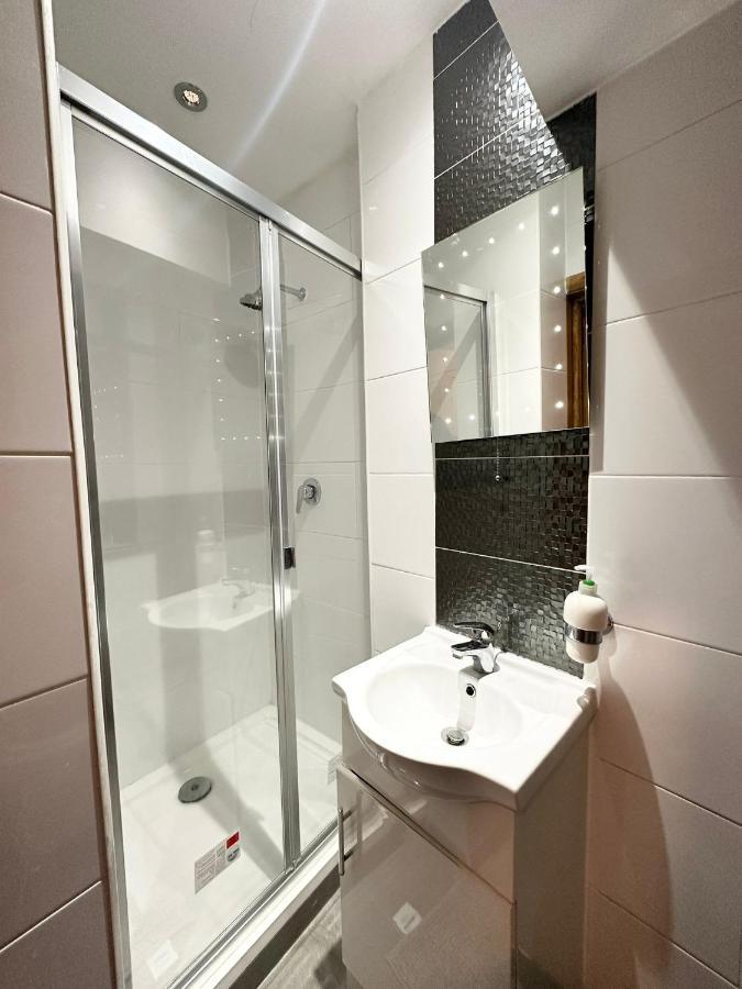 London Charm - Comfortable Room In Spacious House Ngoại thất bức ảnh